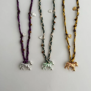Collier artisanal en corde de coton tressée avec pendentif zèbre et perles en bois