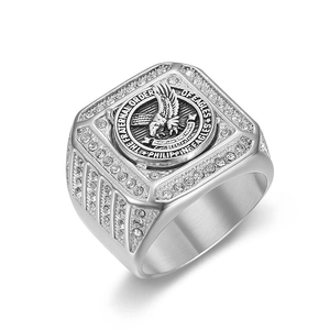 Détail macro de la bague chevalière en acier argenté avec emblème Philippine Eagles et zircons