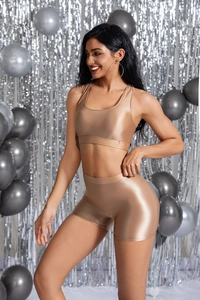 Dettaglio del set yoga metallizzato oro champagne e vestibilità a vita alta aderente