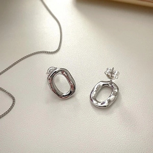 Irregular oval hammered earrings in 925 sterling silver with modern art design