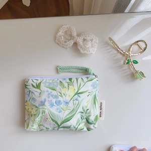 Floral cotton mini storage pouch with floral print and zipper closure for small items
