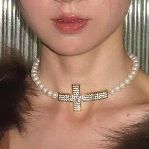 Collier Choker Künstliche Perles Avec Pendentif Croix Alliage Strass Incrusté Style Vintage Rétro Bijoux Élégants Pour Femmes