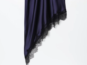 Détail macro du tissu satiné violet foncé avec une bordure délicate en dentelle noire