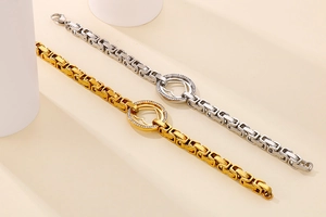 Comparaison détaillée des bracelets byzantins or et argent avec cœurs en strass brillants