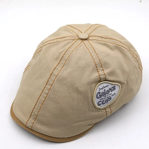 Détail de la casquette plate vintage kaki en sergé de coton avec écusson brodé design