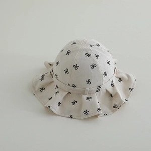 Detailaufnahme des cremefarbenen Baumwoll-Sonnenhutes für Babys mit Schleifenmuster