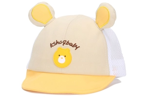 Detailaufnahme der Baby-Baseballkappe mit 3D-Ohren und atmungsaktivem weißem Netzrücken
