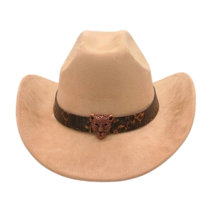 Dettaglio fibbia a testa di leopardo su cinturino in pelle per cappello cowboy vintage