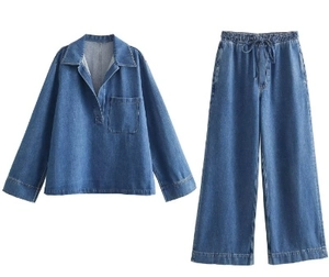 Flachgelegte Ansicht eines zweiteiligen Denim-Sets mit Langarmshirt und weiter Hose