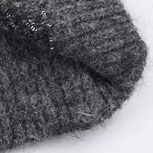 Chaleco de punto gris oscuro con fibras esponjosas y lentejuelas plateadas brillantes