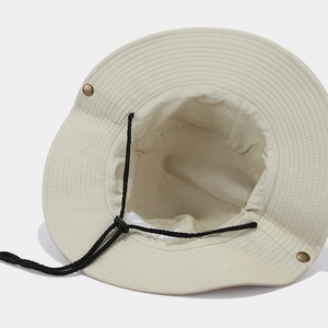 Chapeau de soleil beige à large bord avec cordon réglable et boutons en métal