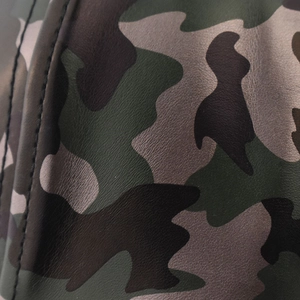 Gros plan sur la texture cuir PU camouflage avec coutures détaillées de la casquette