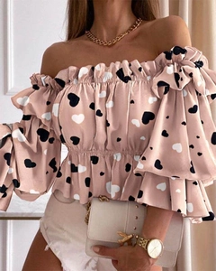 Detailansicht der schulterfreien rosa Bluse mit Herzprint und gestuften Volantärmeln