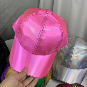 Vue détaillée de la casquette de baseball en cuir PU laser rose avec fini métallique brillant