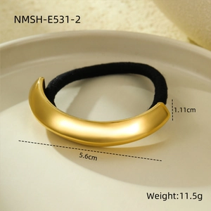 Detail of 18k gold starfish hair tie with dimensions 5.6cm and weight 11.5g