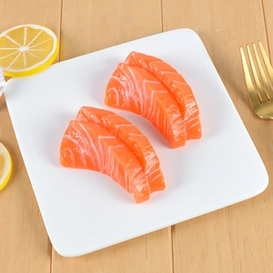 Modèle de sashimi de saumon en PVC réaliste avec marbrures de gras sur assiette blanche
