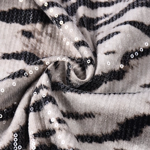 Detailaufnahme der Pailletten mit Zebramuster auf dem schlanken rückenfreien Kleid