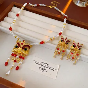Set di gioielli vintage stile cinese con leone danzante, perle e collana con nappa rossa