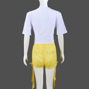 Vue arrière de t-shirt blanc et short en dentelle jaune avec détails de rubans