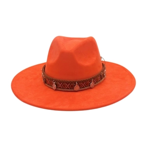 Détail du chapeau orange à large bord avec ruban bohème et pièces en métal argenté