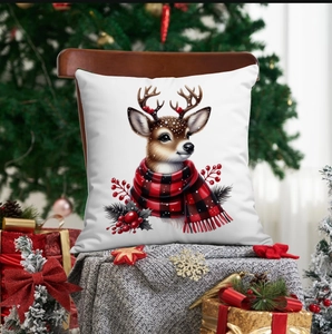 Détail de la taie d'oreiller de Noël avec motif cerf et écharpe sur chaise en bois