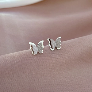 Pendientes de mariposa plateados minimalistas con textura esmerilada brillante