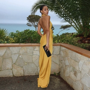 Robe de soirée longue en satin jaune avec licou et dos nu pour un look chic et luxueux