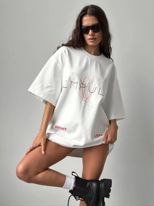 T-shirt blanc oversize pour femme avec imprimé lettres américaines sur fond gris