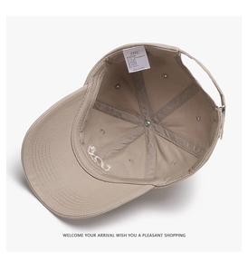 Vue détaillée de l'intérieur de la casquette en coton kaki avec étiquette de lavage