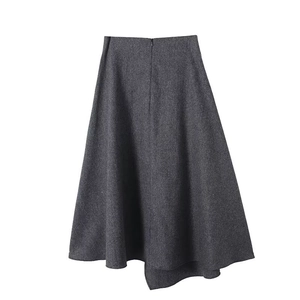 Jupe midi trapèze gris foncé classique en tissu laineux épais avec un design minimaliste