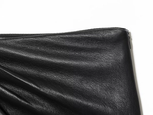 Vue macro détaillée de la texture en similicuir noir avec fermeture éclair de qualité