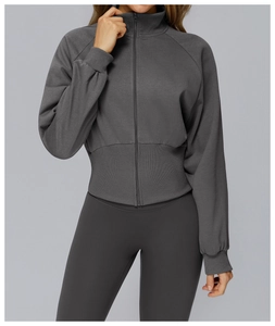 Detail eines grauen Sportanzugs mit Stehkragen-Reißverschlussjacke und passenden Leggings
