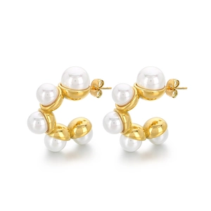 Boucles d'oreilles créoles C en acier doré avec perles blanches élégantes
