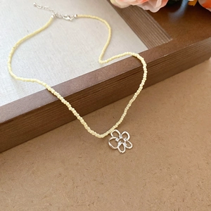 Dettaglio della collana di perle con ciondolo a fiore in argento e cristalli di zircone