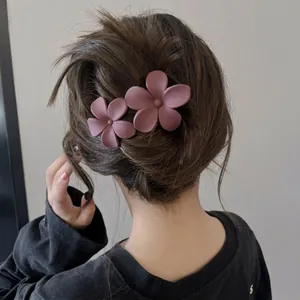 Lot de deux pinces à cheveux fleurs mates en vieux rose pour des coiffures élégantes