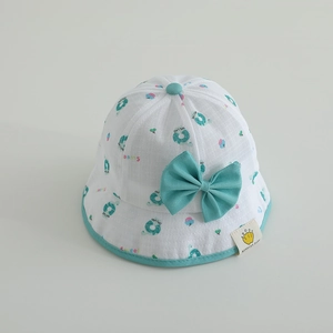 Détail d'un chapeau de soleil bébé avec imprimés chats mignons et grand nœud turquoise