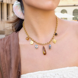 Collier vintage œil de tigre avec perles céramique et pièces porté par un mannequin