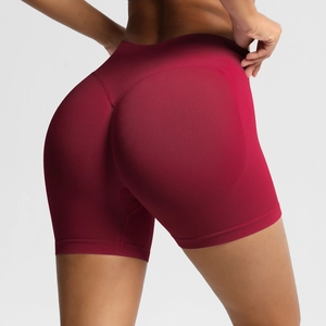 Détail du short de fitness sans couture à taille haute avec effet push-up bordeaux
