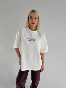 T-shirt blanc oversize en coton avec imprimé Cheers porté par un mannequin en studio