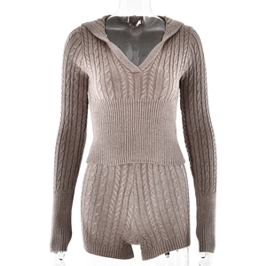 Detailaufnahme des khakifarbenen Stricksets mit Zopfmuster, Kapuzenoberteil und Shorts