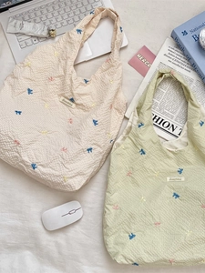 Sacs cabas en seersucker blanc cassé et vert clair avec broderies de nœuds colorés