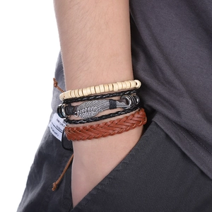 Bracelet multicouche pour homme en cuir tressé avec breloque plume argentée et perles