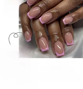 Faux ongles carrés français rose nude et lavande présentés sur du satin blanc soyeux