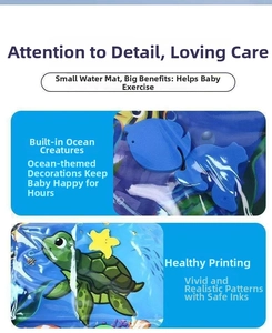 Détail du tapis d'eau gonflable montrant des créatures marines et un motif de tortue