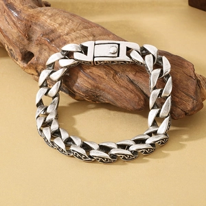 Vintage Silber graviertes Panzerarmband für Herren mit Retro-Mustern und Verschluss auf Holz