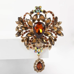 Détail de la broche vintage en alliage avec cristaux ambrés et pendentif en goutte