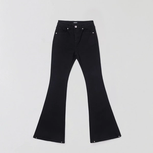 Jean évasé noir classique à taille haute avec rivets en croix et denim extensible fin