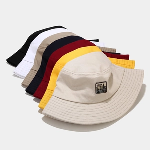 Plusieurs coloris de bobs en coton avec écusson vintage pour un style urbain tendance