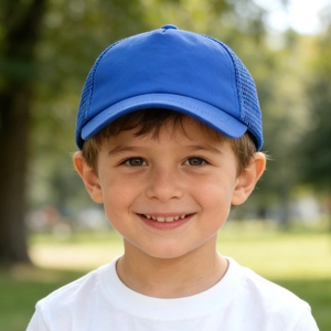 Detailansicht des atmungsaktiven blauen Netzstoffs und der Vorderseite der Kinder-Baseballkappe