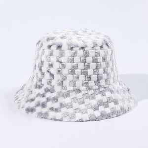 Gros plan du bob en fausse fourrure à carreaux gris et blanc avec texture douce